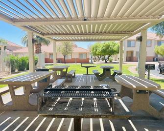 Rosewood Retreat by Mesquite Vacation Rentals with Community Amenities, 2 Car Garage and 510 in free daily activities - Mesquite - Patio
