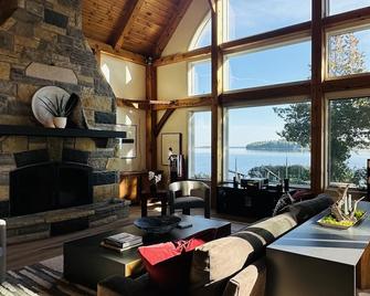 Spitfire Retreat On Champlain. Less Than An Hour To Whiteface Mtn.Or Montreal. - Plattsburgh - Living room