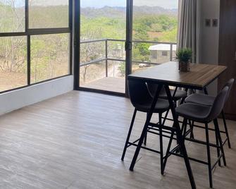 Beautiful tranquil apt w/great view and location - Playa Grande - Essbereich