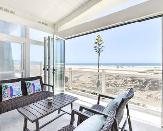 Brand New 3 Bedroom Upper-Level Oceanfront Home - Newport Beach - Balkon