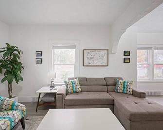 Ogden Base Camp: Spacious 5-Bedroom House with 3 Bathrooms in a Tranquil Neighborhood - Ogden - Living room
