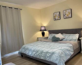 Two-bedroom Suite with King Bed-4 Minutes to The Falls - Niagara Falls - Bedroom