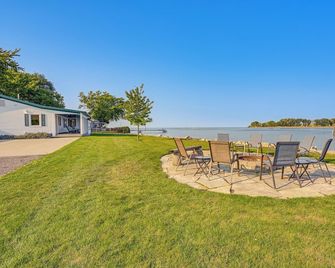 Waterfront Bay City Home w/ Dock & Boat Launch! - Bay City - Patio