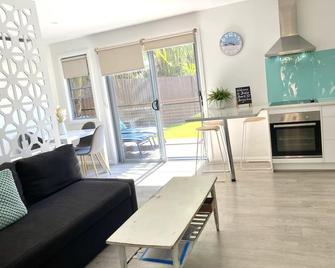 Brodie Beach Bungalow - Coffs Harbour - Living room