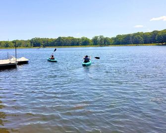 Private Lakefront with Pool, Hot Tub, Firepit, Pets - Bushkill
