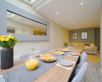 Perfectly located 4 bed town house in central Wetherby sleeps 8 - Wetherby - Dining room