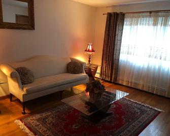 Furnished Apartment in Quiet Neighborhood - Waterbury - Living room