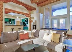 New Mexico Style Home, Stunning Views & Sunrise - Rio Rancho - Living room