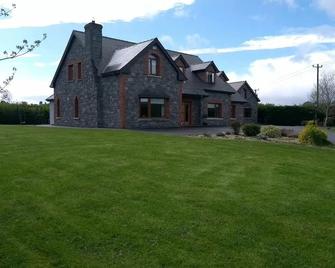 Carraig House Sleeps 2 Pets Allowed - Cavan - Building