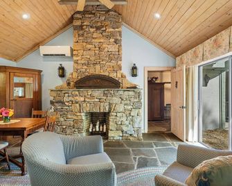 Just Beyond Utopia - Asheville - Living room