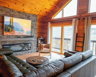 Sleeps 15, Heated Pool, Hot tub, Barrel Sauna, Full Game Room and amazing views! - Tully - Sala de estar