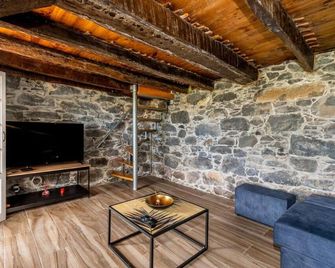 Moniz Ocean Escape Bbq Near Porto Moniz Pools - Porto Moniz - Living room