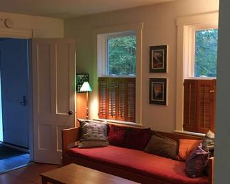 Cozy Farmhouse in the White Mountains - Thornton - Living room