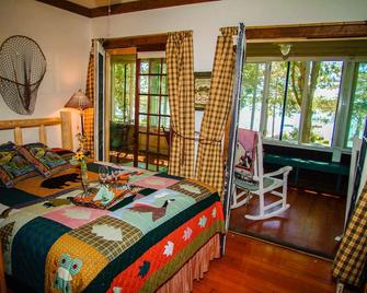Lake Ripley Lodge w Lake Front Rooms, Grand Porch, Kayaks & Paddleboard - Cambridge - Bedroom