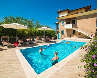 Holiday Home with Swimmigpool at 350 mt. from the sea in the heart of the Rivier - Cupra Marittima - Pool