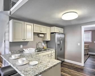 Updated Lake Erie Home about 34 Mi to Cedar Point! - Lorain - Kitchen