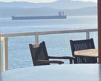 Waterfront Cabin at Currents, Otterbay, North Pender Island - Pender Island - Balcony