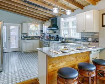 Inviting Quincy Cottage Walk to Historic Downtown - Quincy - Cocina