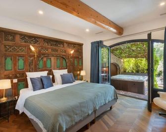 L'Amourier en Cévennes, suites romantiques avec Jacuzzi privatif ou baignoire ronde Terrazzo - Saint-Hippolyte-du-Fort