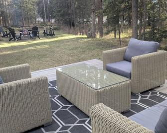 Cozy 2-bedroom suite in the forest near multiple restaurant/ pubs. BraggCreek - Bragg Creek - Patio