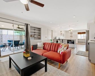 Mountain Views | Hiking & Adventure - 피닉스 - 거실