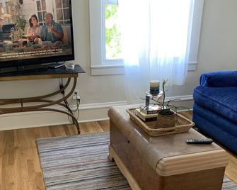 Cozy 3 Bdrm. Apt. sleeps 5 guests in the historic neighborhood of Oak Park IL - Oak Park - Living room
