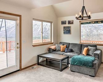 Alaskan Mountain Gem With Private Hot Tu - Eagle River - Living room
