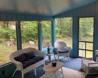 Lake access, association pool, beach and convenient ski home - Bridgton - Living room
