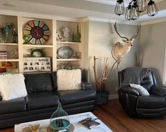 River Walk Cottage Near All Setx Hospitals & Refineries!!! - Port Neches - Living room