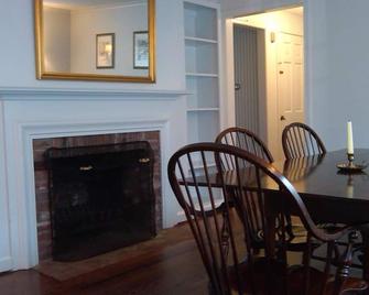 Charming 3 Bedroom Colonial In Avon, Ct - Avon - Dining room