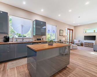 Newly Built Dog-Friendly Colorful Creekside Home - One Mile to the Ocean - Gold Beach - Cocina