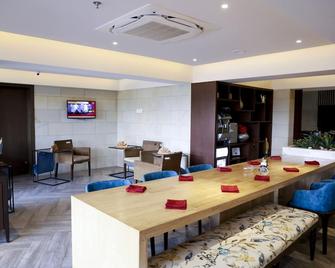 Royal Orchid Golden Suites Pune - Pune - Restaurant