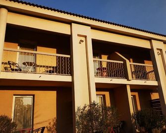 Hotel Le Mas Des Ponts D'arles - Arles - Building