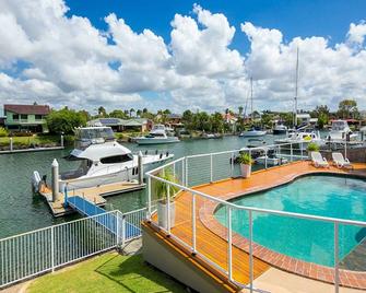 Waterfront Dream Getaway - Cleveland - Pool