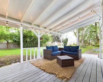 Modern Boho Retreat - Corvallis - Binnenhof