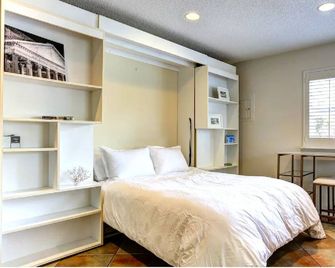 Only 1 Block to Front Beach! Perfect Ocean Springs Location! The Queen Suite - Ocean Springs - Bedroom