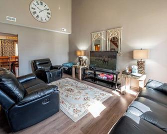 Charming home located 3 minutes from downtown Smithville, MO - Smithville - Living room