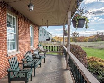 Cozy Cow Homestead With Pool! - Gettysburg - Balcony