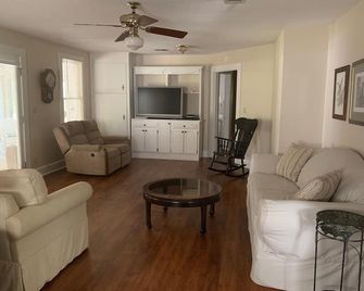 Wonderful 3 Bedroom, 2 Bath home perfect for families and groups - Blackshear - Olohuone