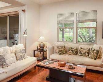 Private and Quiet, Luxury Family-Friendly unit in Fairways at Mauna Lani - Puako - Living room