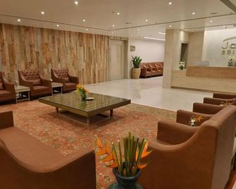 Jade Suites - Luxury Boutique Hotel - Віджайавада - Лаунж