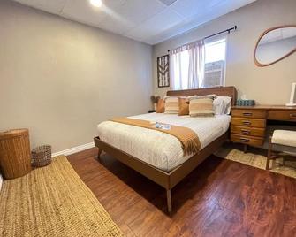Mid-Century modern style 4 bedroom home - Alturas - Habitación
