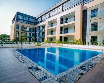 Situated in a very secured community at the heart of Accra - Tema - Piscine