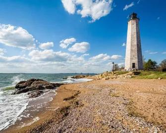 Trail-side Haven Retreat! Pet friendly - North Haven - Beach
