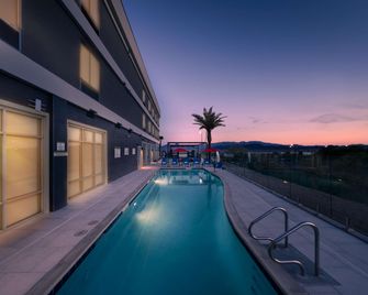 Home2 Suites by Hilton Lake Havasu City - Lake Havasu City - Uima-allas