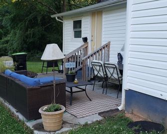 Charming 2-bedroom vintage cottage with WiFi, a/c, and other popular amenities. - Salisbury - Патіо