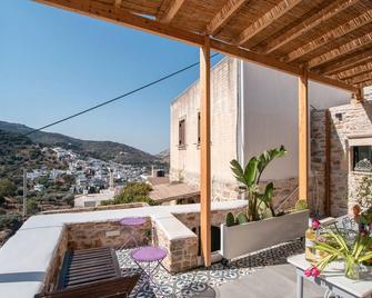 Holiday Home 'Almond Blossom Cottage' with Mountain View, Private Terrace and Wi-Fi - Naxos - Balcón