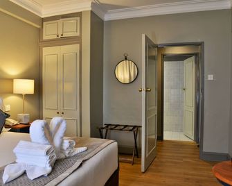 Cresta Jameson Hotel - הררה - חדר שינה