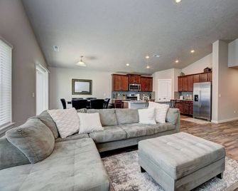 Nampa Family Home | King Bed | 5 TVs | Near Idaho Center | Room for Everyone - Nampa - Living room
