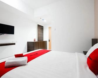 RedDoorz Apartment near Exit Toll Colomadu - Surakarta City - Bedroom